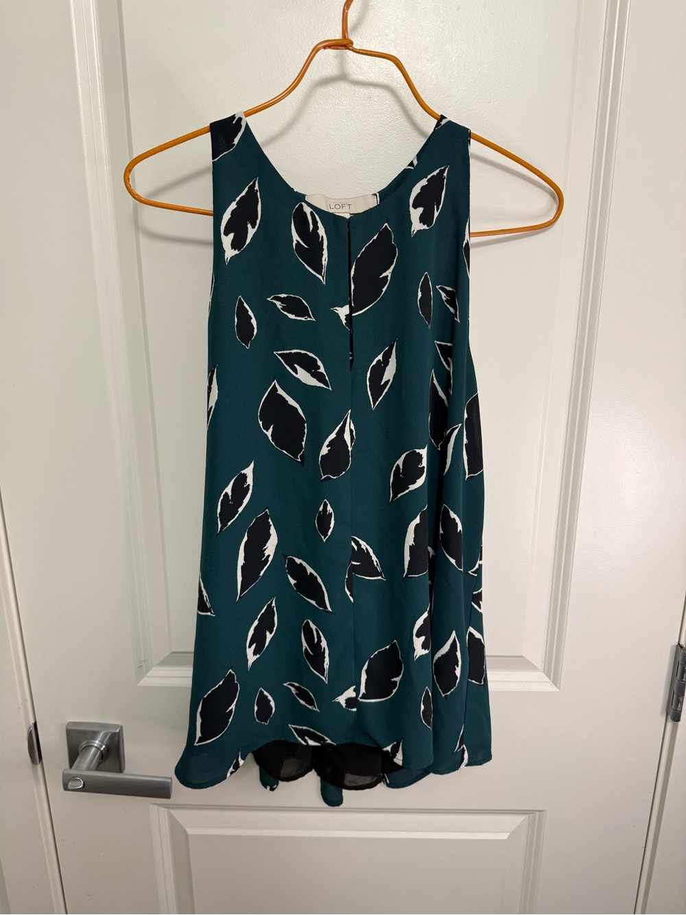 LOFT Ann Taylor Dark Teal Sleeveless Leaf-Print Top in size M